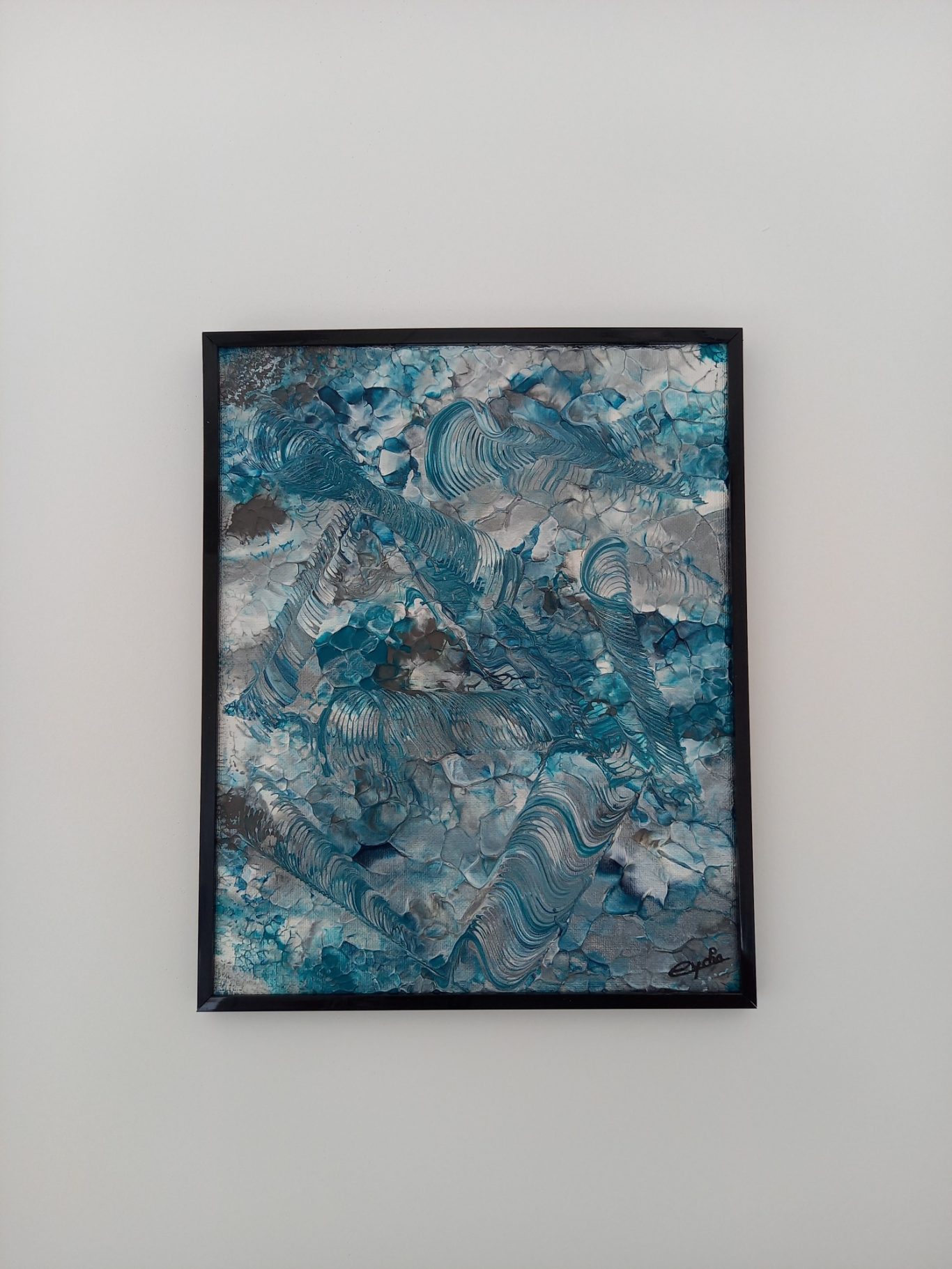 "Écorces d’eau" Texture abstraite dans des tons de bleu et argent, encadrée de noir.