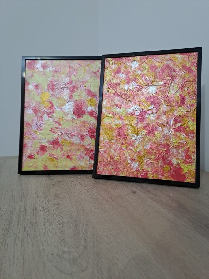 " Fleurs de pétales" Deux tableaux abstraits aux couleurs jaune, rose et blanc sur un fond clair.