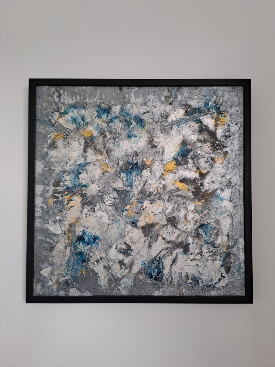 Abstraction colorée avec des nuances de bleu, jaune, noir et blanc sur fond gris.