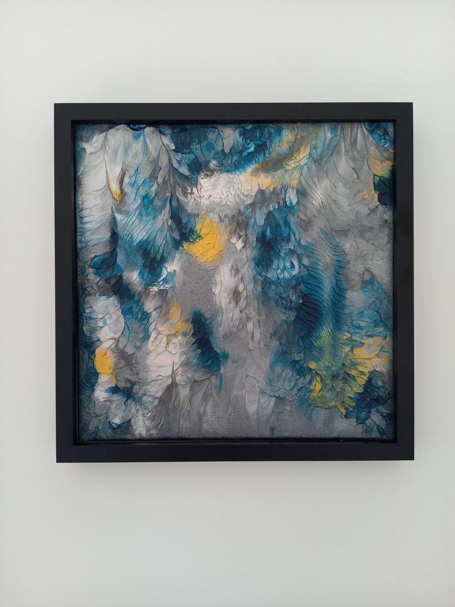 "Marée secrète " Abstraction colorée en bleu, gris et touches de jaune dans un cadre noir.