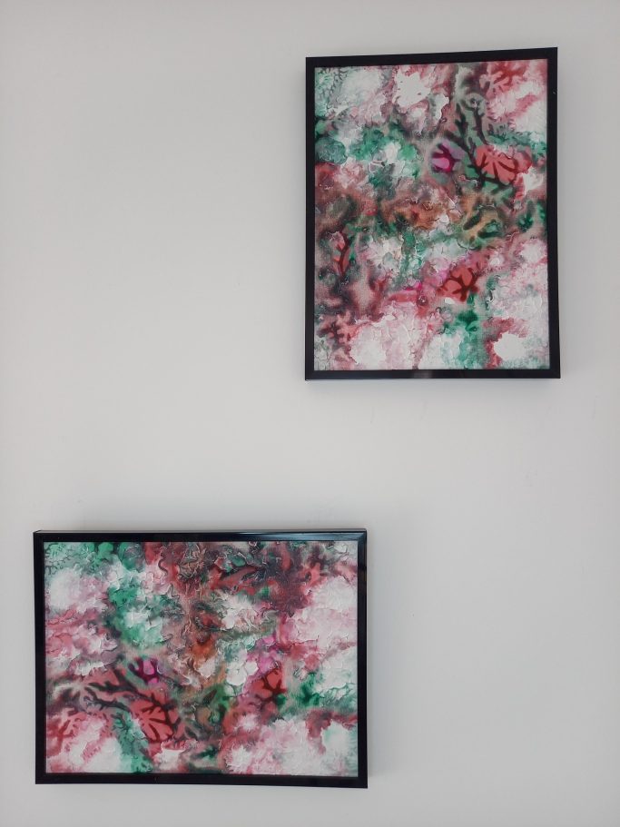 "Nébuleuse rose verte" Deux tableaux abstraits aux couleurs vives de rouge, vert et rose, encadrés.