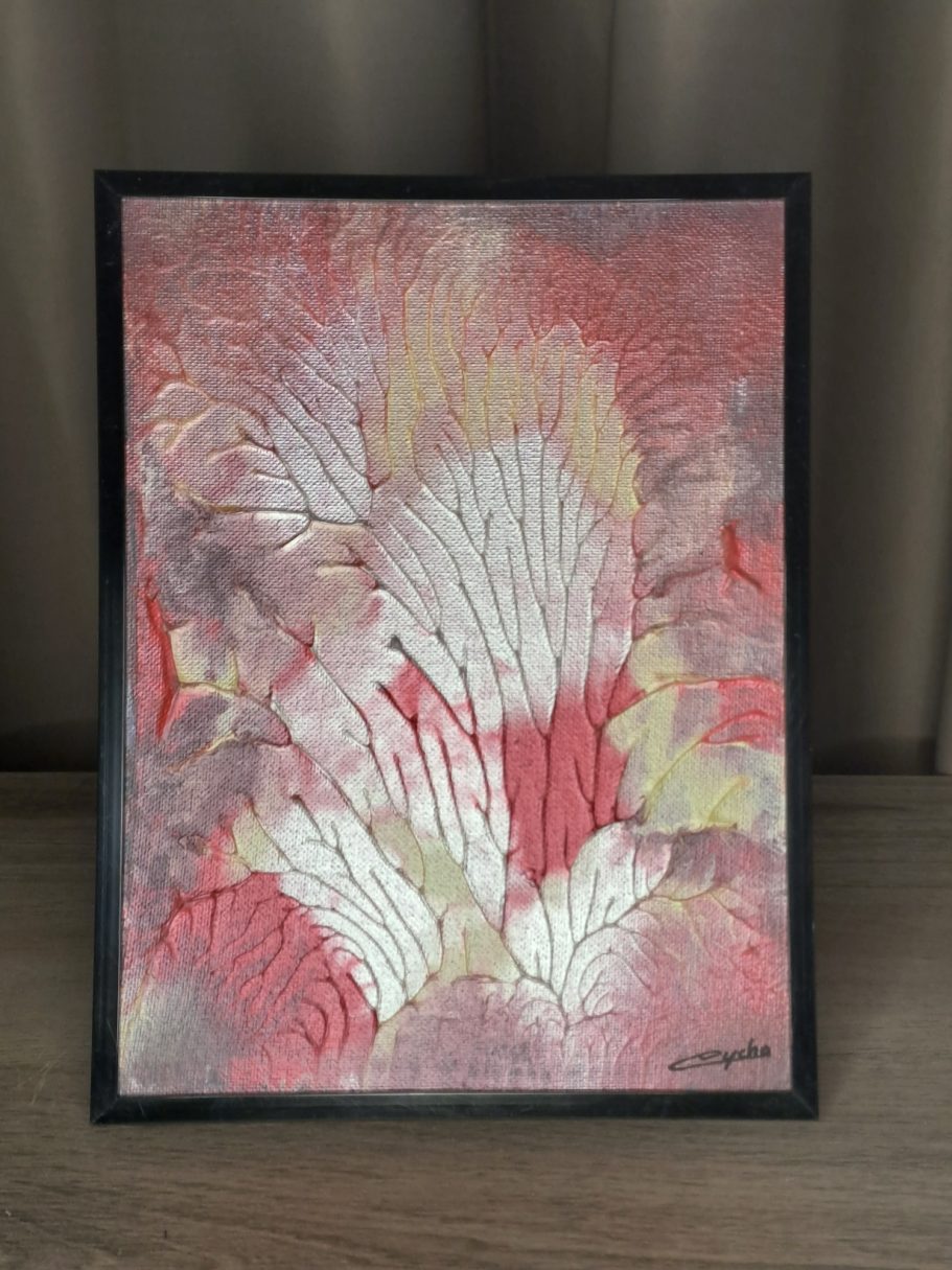 "Souffle de braise V2" Toile de fond abstraite aux motifs floraux en rouge, rose et blanc.
