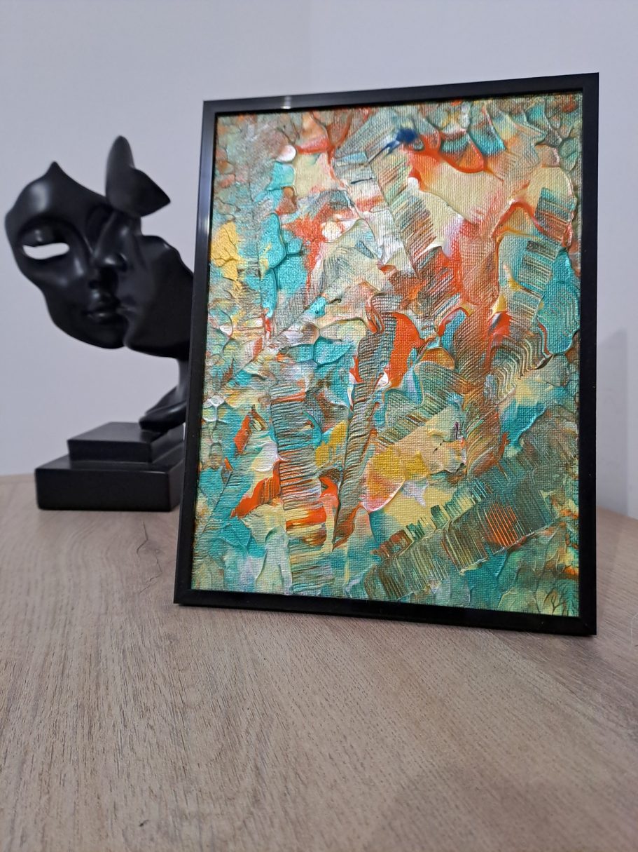 " Jungle incandescente " Peinture colorée abstraite avec des formes vives, devant une sculpture stylisée.