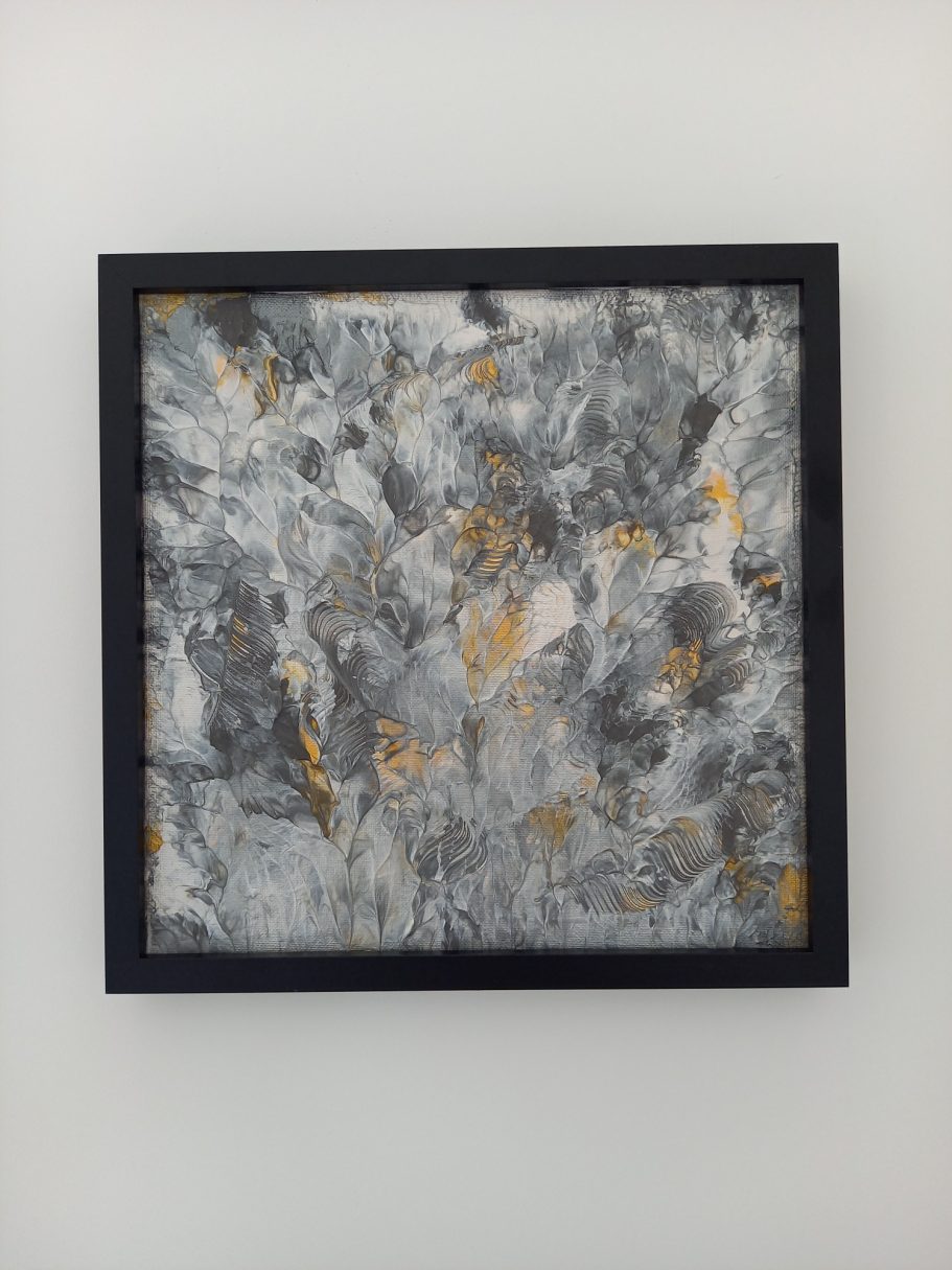 "Lueur sous silence " Abstraction en noir, blanc et or, avec des textures et des motifs fluides.