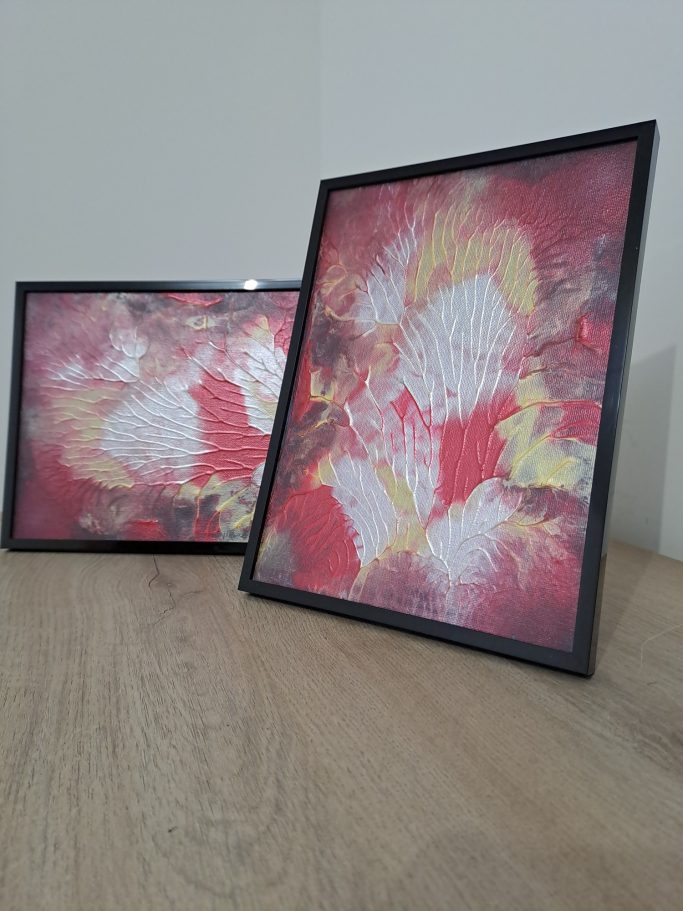 "Souffle de braise" Deux cadres photo avec des œuvres d'art abstraites aux couleurs rouges et dorées.