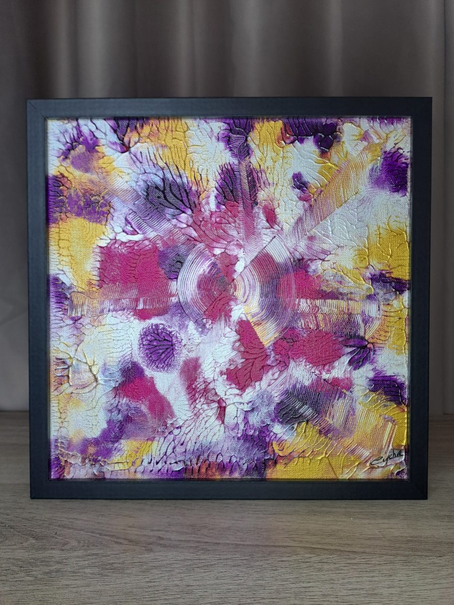 "Battement d’âme" Peinture abstraite aux touches de rose, violet et jaune sur fond clair.