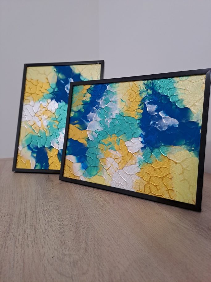 "Lagune solaire " Deux tableaux encadrés présentant des motifs abstraits en bleu, turquoise et jaune.