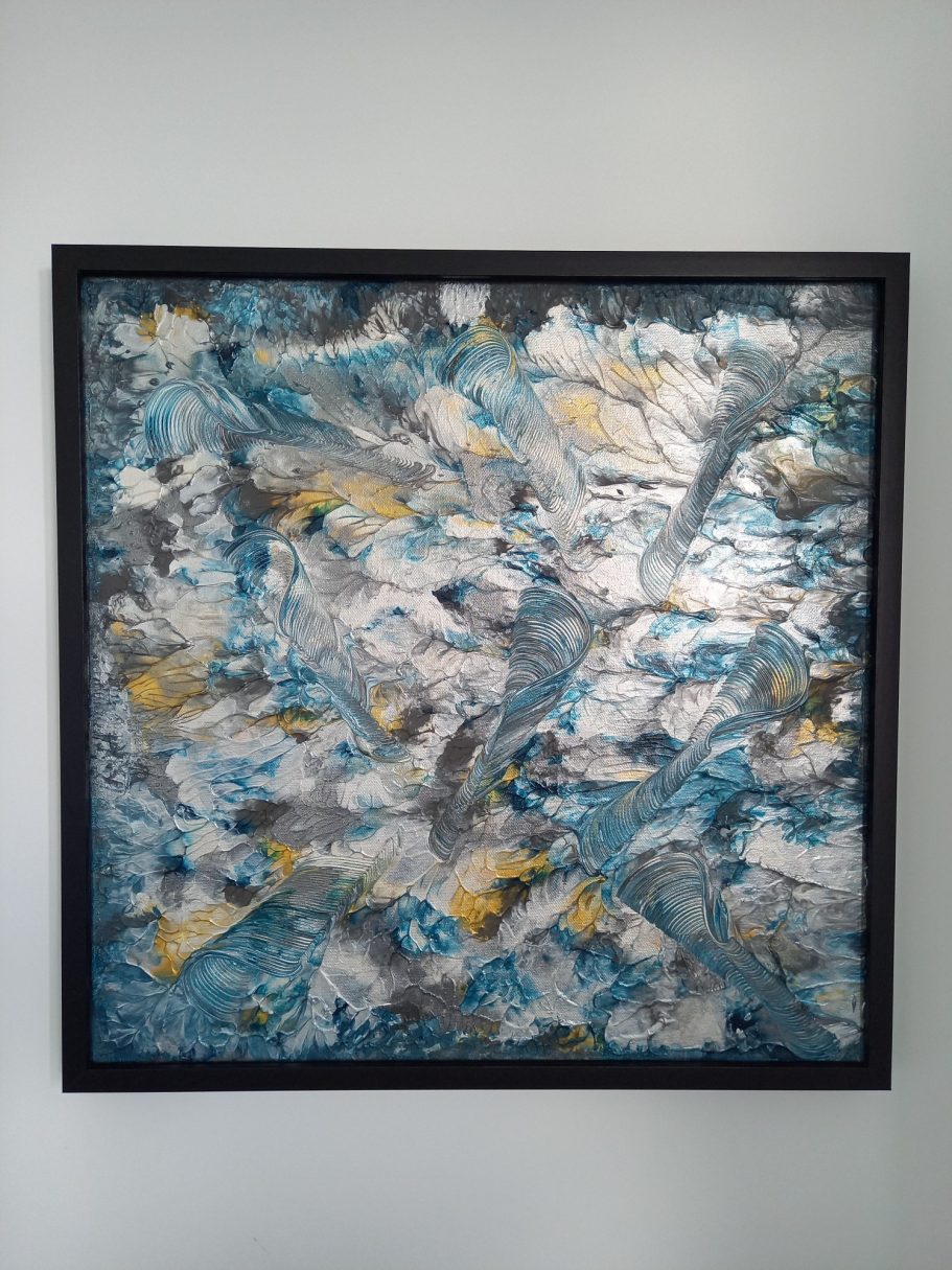 "Éclats d’ombre et d’or" RÉSERVÉ Peinture abstraite aux nuances de bleu, argent et or, créant une atmosphère dynamique.