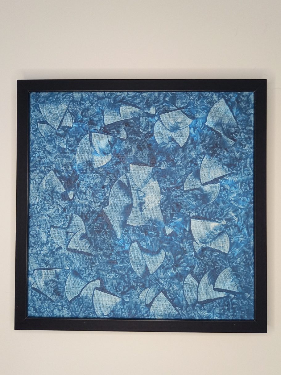 "souffle bleu" Élément artistique abstrait composé de formes géométriques blanches sur fond bleu.