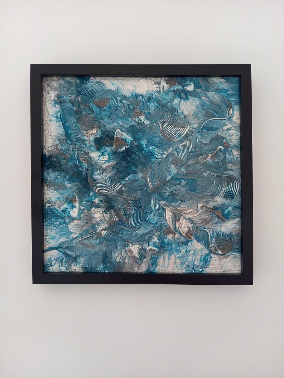 "Brume d’émeraude" Abstrait en bleu et argent, avec des touches de blanc, dans un cadre noir.