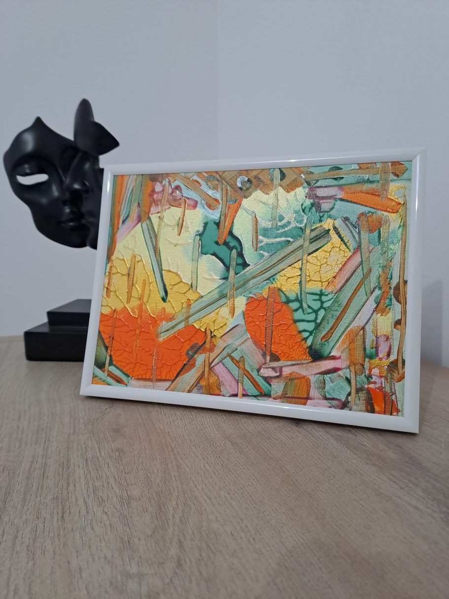 "Energie tropicale V1" Une œuvre abstraite colorée avec des formes géométriques sur une table près d'un masque.