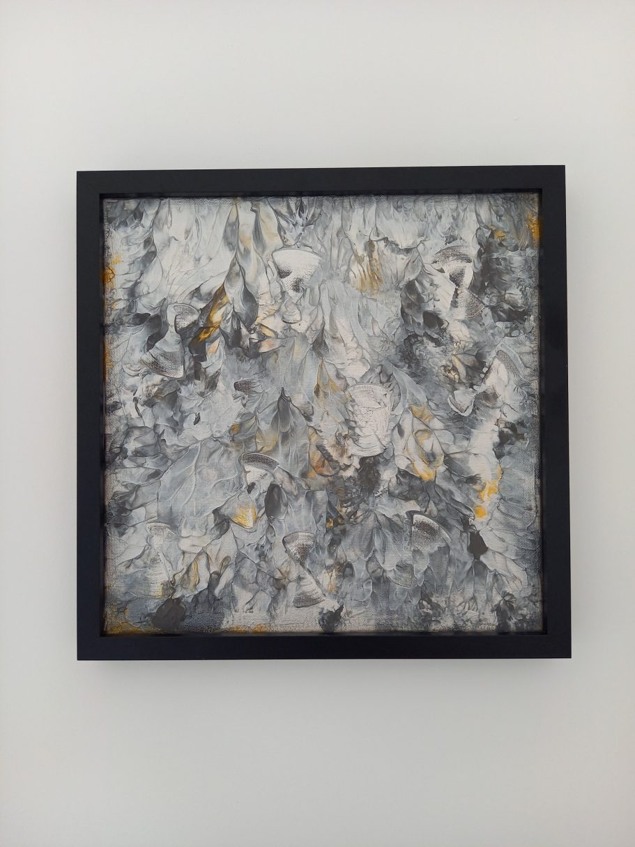 "Éclat voilé " Abstraction en gris et or, textures tourbillonnantes dans un cadre noir.