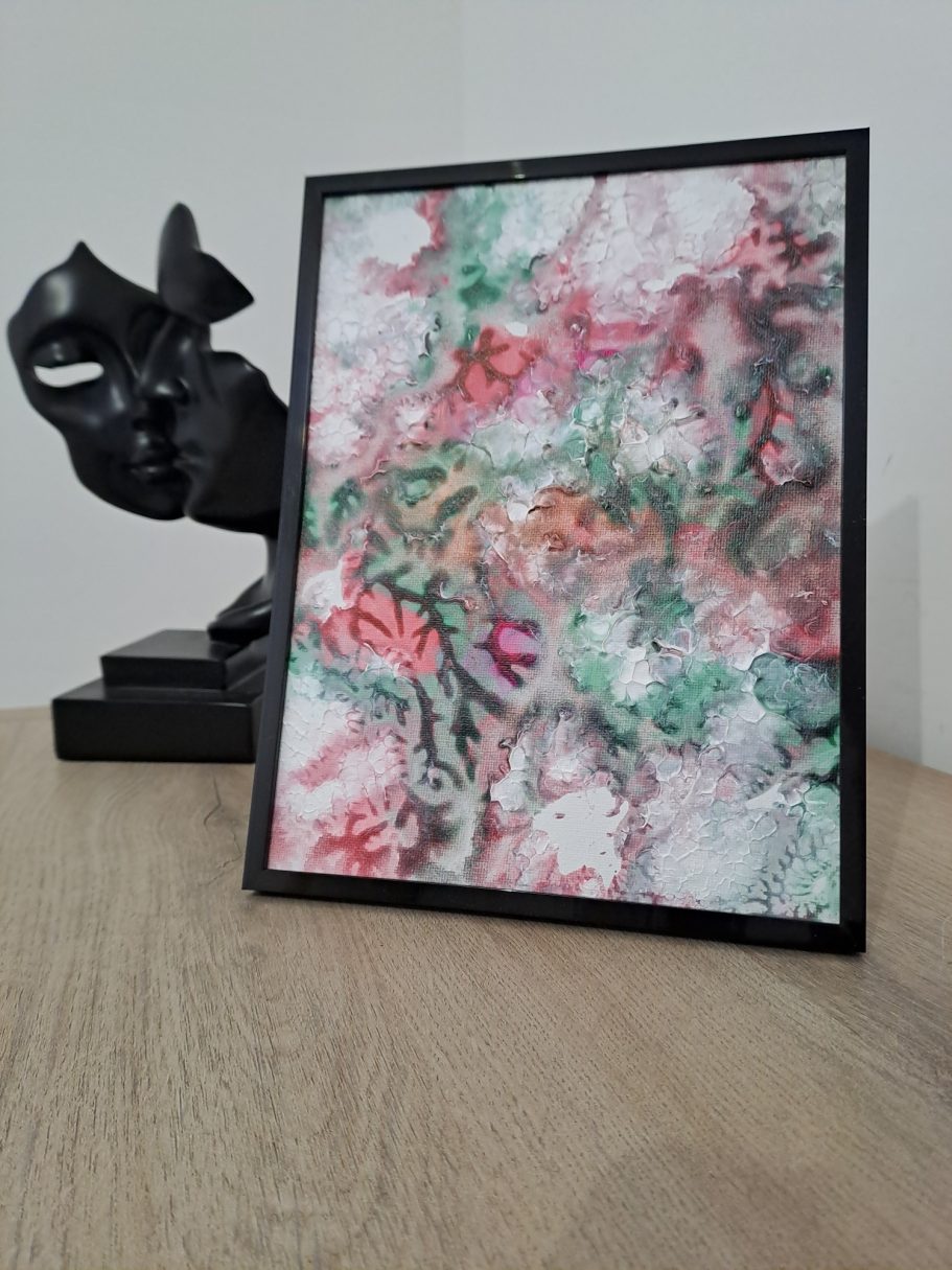 " Nébuleuse rose verte" Art abstrait coloré dans un cadre, avec une sculpture noire en arrière-plan.