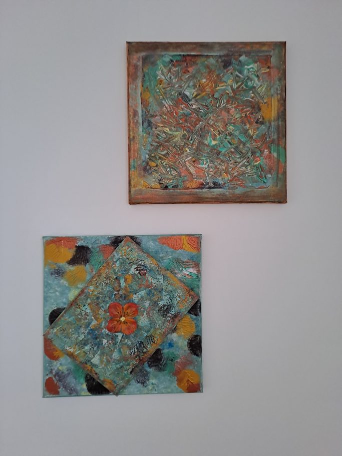 "Floraison intérieure et sous la terre la lumière" Deux tableaux abstraits aux couleurs vives, avec des formes géométriques et un motif central.