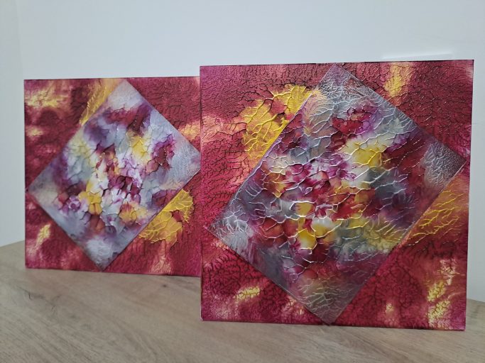 "Fragment de lumière et alchimie intérieure" Deux tableaux abstraits avec des motifs colorés rouges, jaunes et gris en forme de losange.