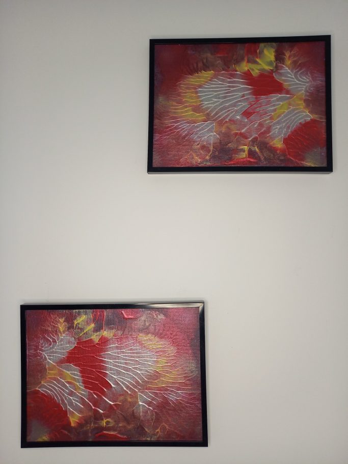 "Souffle de braise" Deux tableaux aux motifs abstraits dominés par des tons rouges et jaunes.