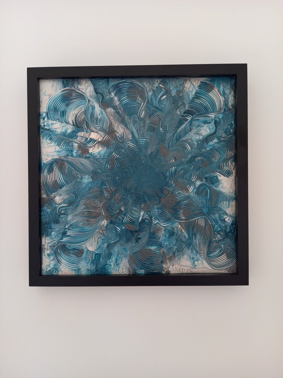 "Reflets submergés" Œuvre abstraite aux teintes turquoise et argent, avec un effet tourbillon.