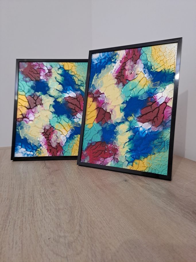 "Rêve pigmenté" Deux cadres avec des motifs colorés de feuilles sur un fond abstrait.