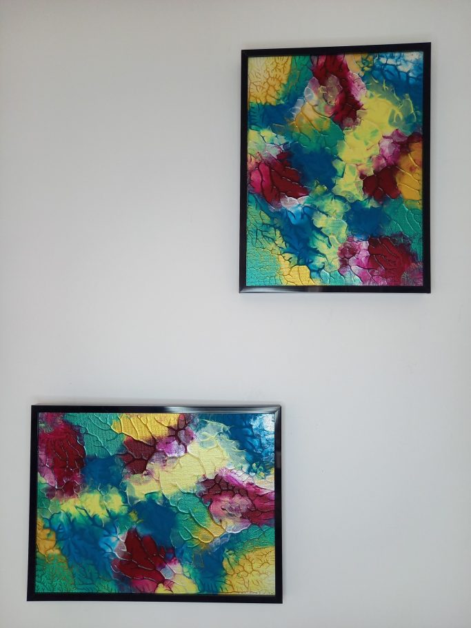 "Rêve pigmenté" Deux tableaux colorés affichant des motifs abstraits en vert, jaune et rouge.