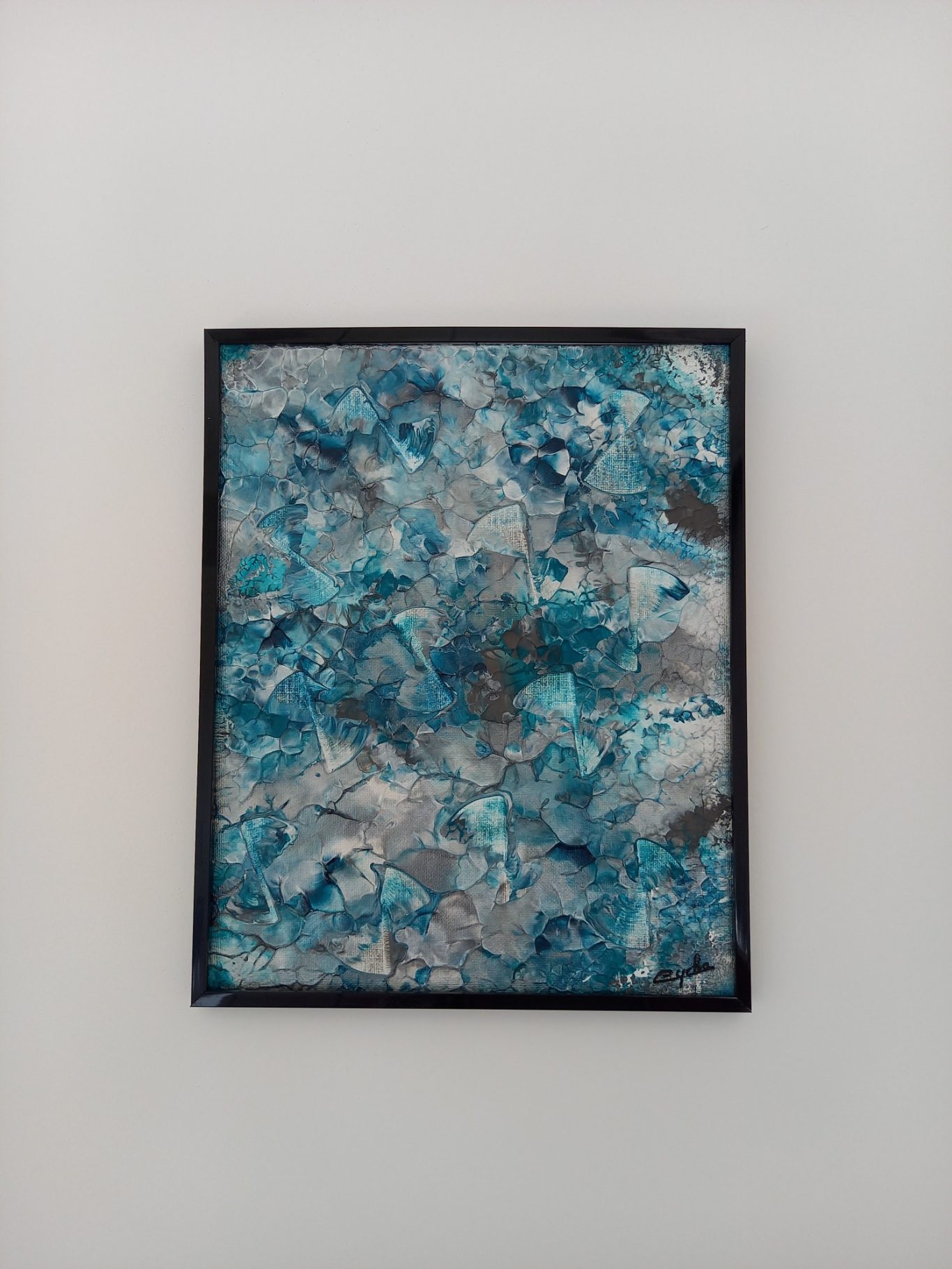 "Marée silencieuse" Abstraction colorée en nuances de bleu et gris dans un cadre noir.