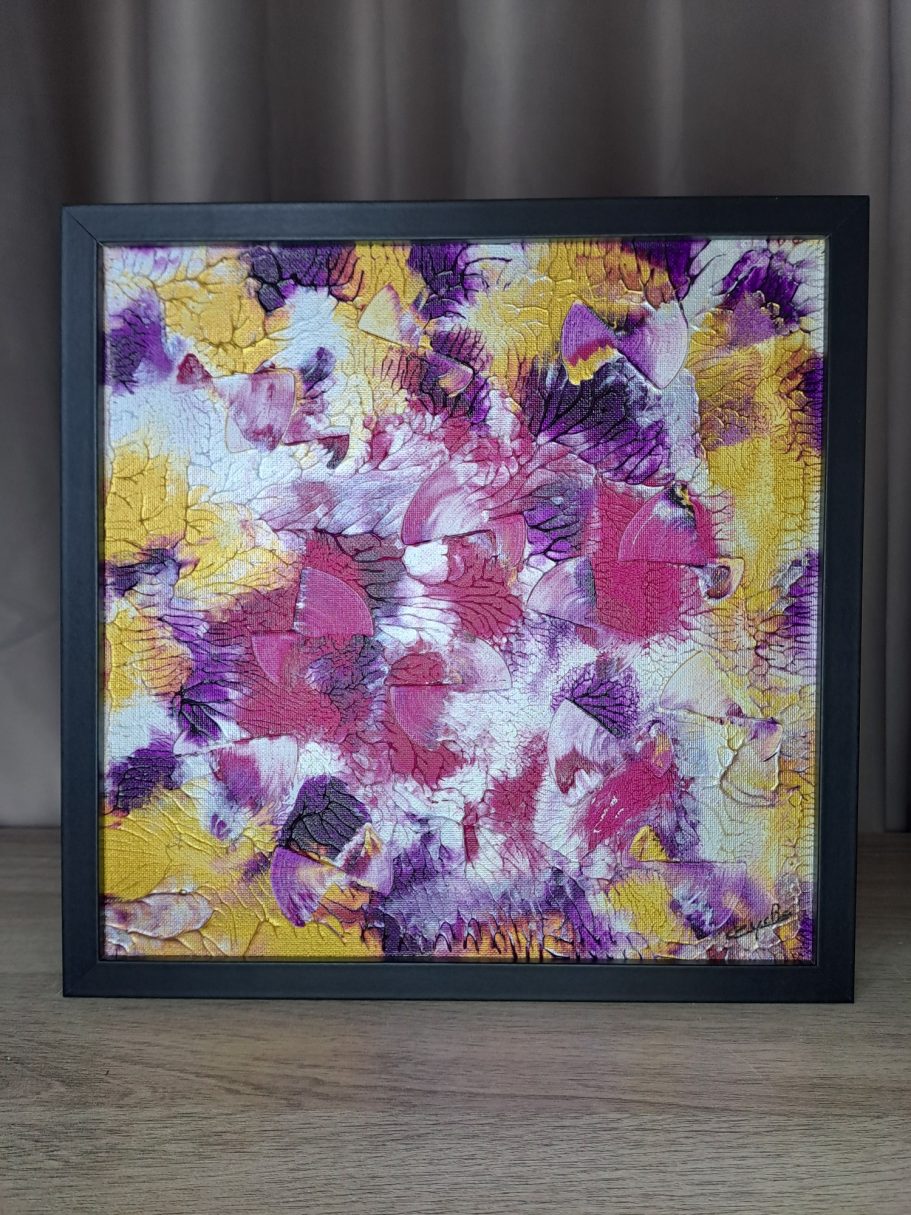 "Éclosion intérieure" Tableau abstrait aux teintes jaune, violet et rose, avec des textures dynamiques.