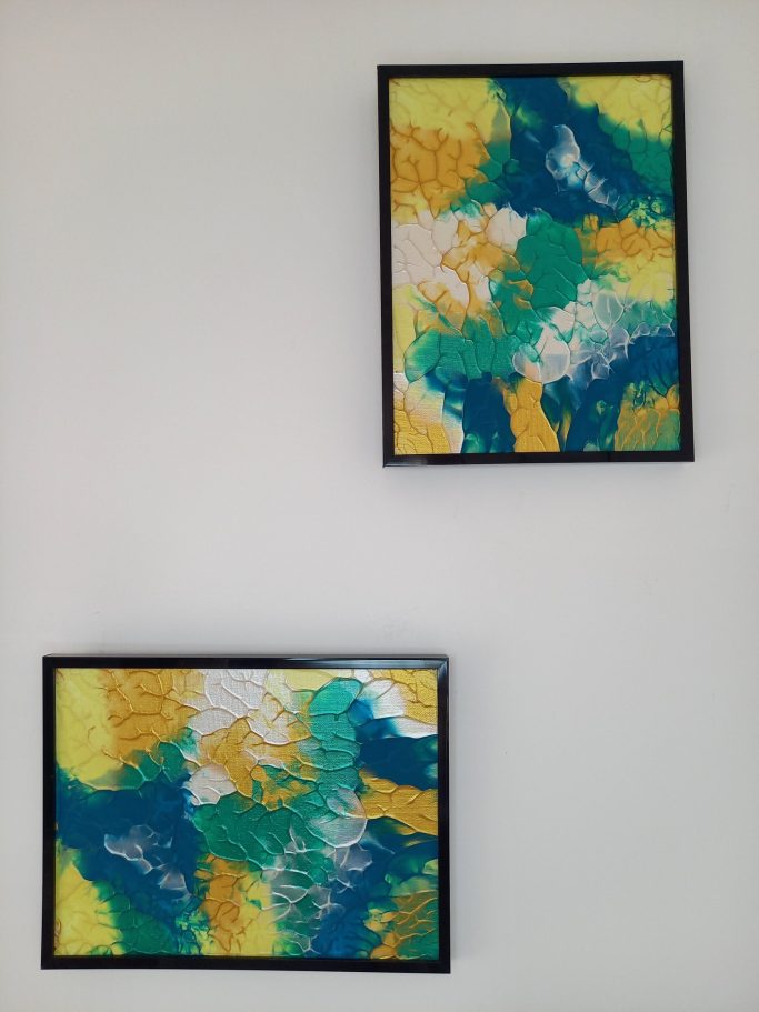 "Lagune solaire " Deux tableaux colorés en bleu, vert et jaune, encadrés et accrochés au mur.