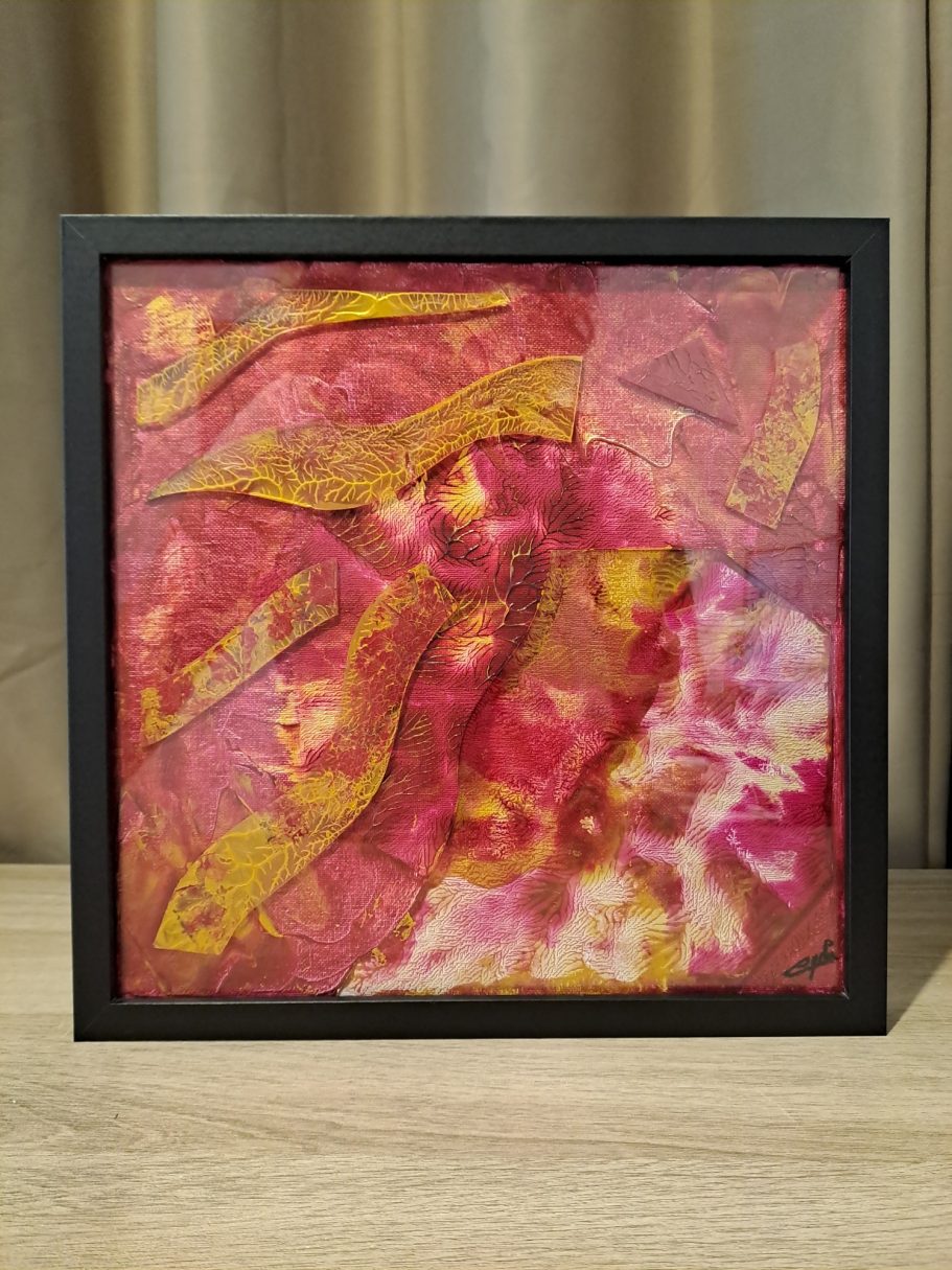 "Éclats d’or incarnés" Composition abstraite en rouge et or, avec des formes fluides et texturées.