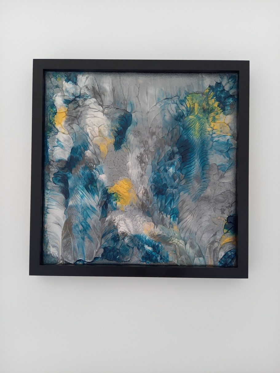 "Écume intérieure" Peinture abstraite avec des nuances de bleu, gris et touches de jaune dans un cadre noir.