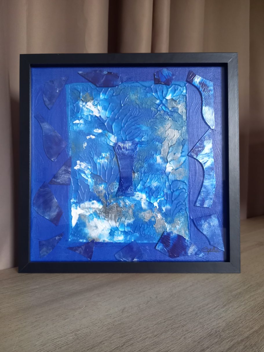 "Profondeurs" Tableau bleu encadré avec des textures et motifs dorés, créant un effet abstrait.