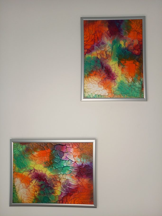 "Terre et lumière " Deux cadres accrochés au mur, présentant des œuvres abstraites colorées.