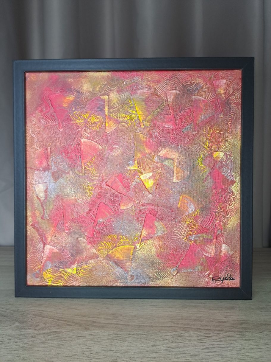 "Murmure irisé" Peinture abstraite avec des nuances de rose, de doré et de touches de gris, encadrée.