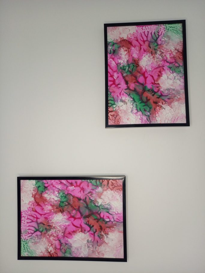 "Ether rosé " Deux tableaux colorés avec des motifs abstraits en rose, vert et blanc, accrochés au mur.
