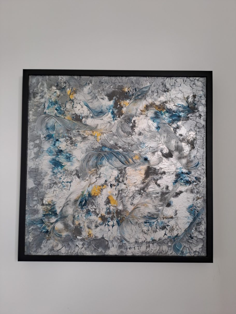 Peinture abstraite aux nuances de bleu, gris et jaune, avec des textures variées.