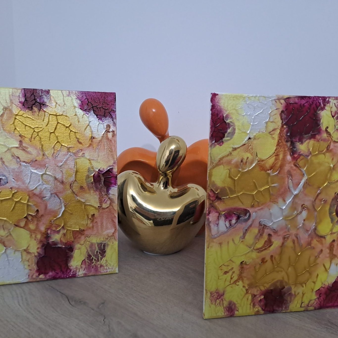 Deux toiles abstraites aux couleurs jaunes et rouges 