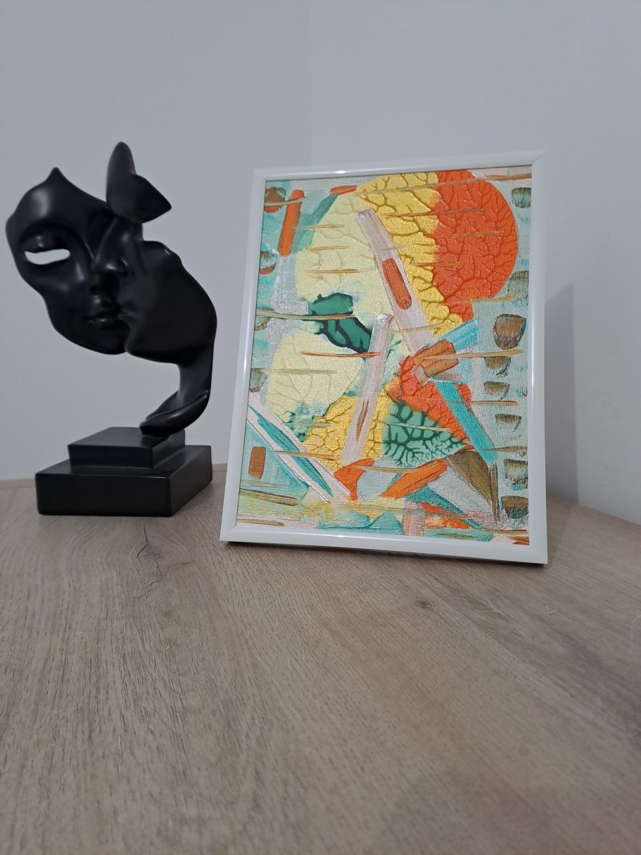 "Énergie Tropicale V 2" Sculpture noir et illustration colorée sur un socle en bois dans un intérieur minimaliste.