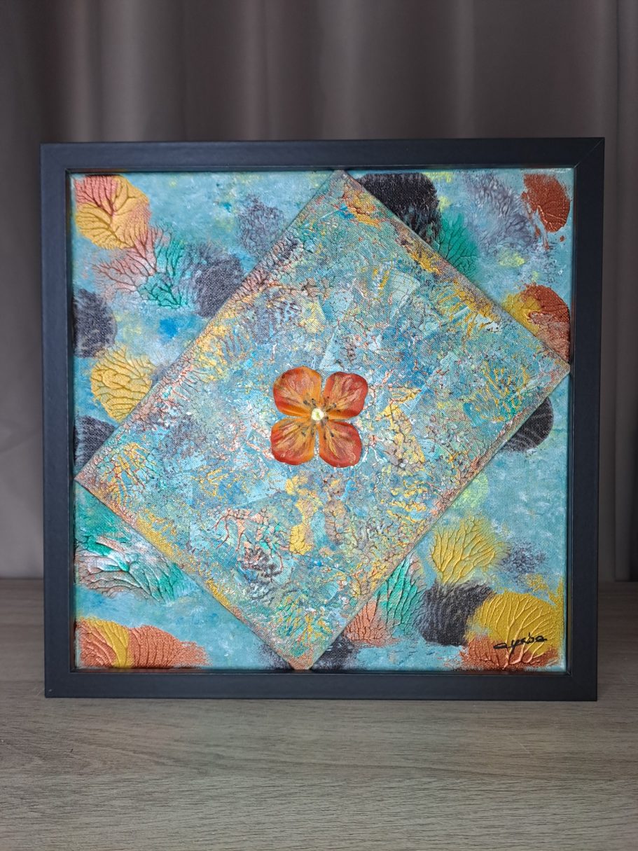 "Floraison intérieure" Peinture abstraite avec motifs colorés et une fleur orange au centre.