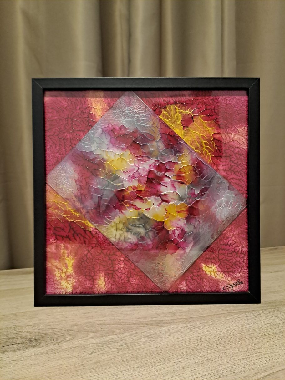 "Fragment de lumière" Œuvre abstraite aux couleurs vives rouge, jaune et gris, encadrée.