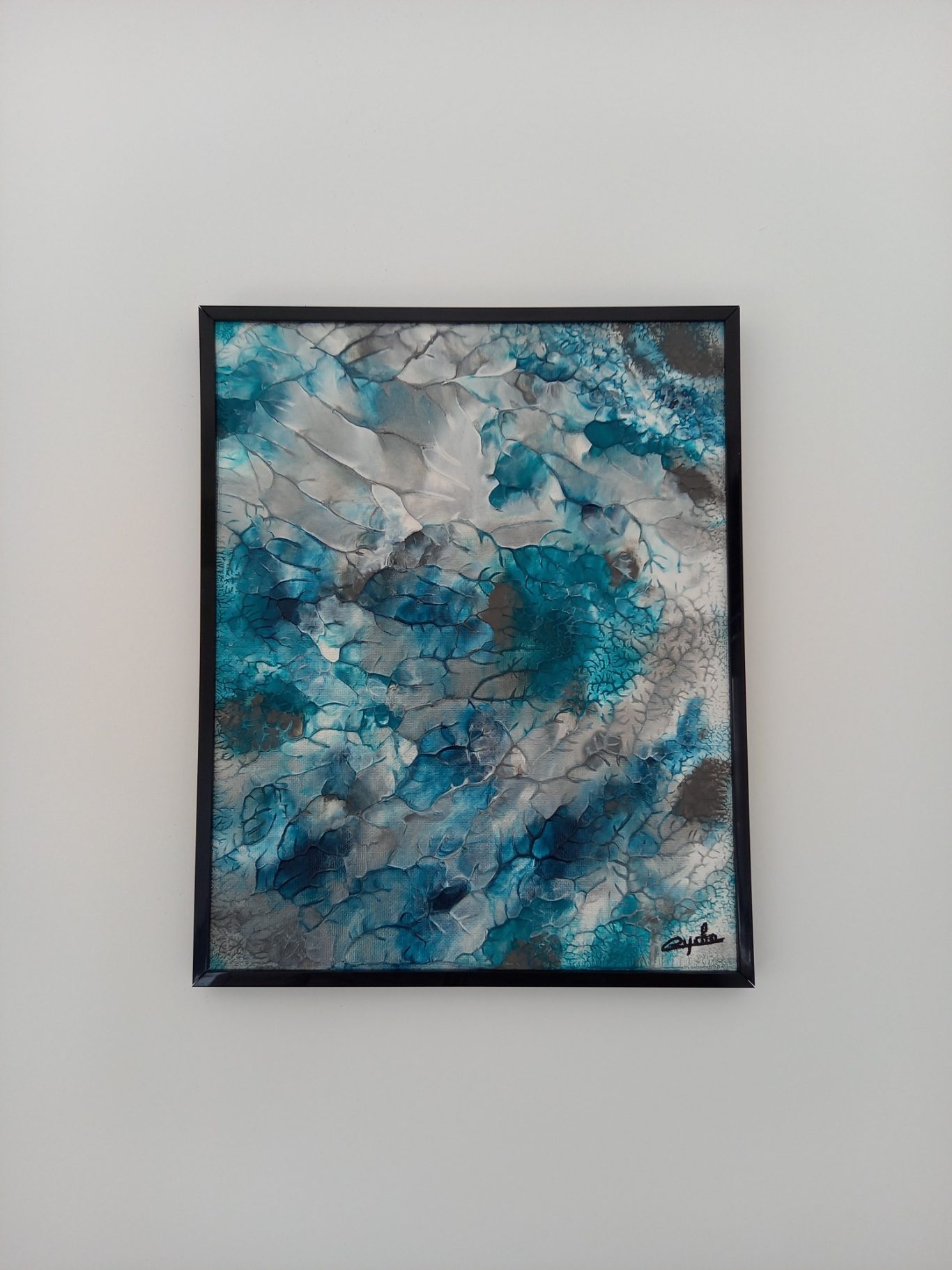 "Fragments lagunaires" Composition abstraite aux nuances de bleu et de gris, avec des textures variées.