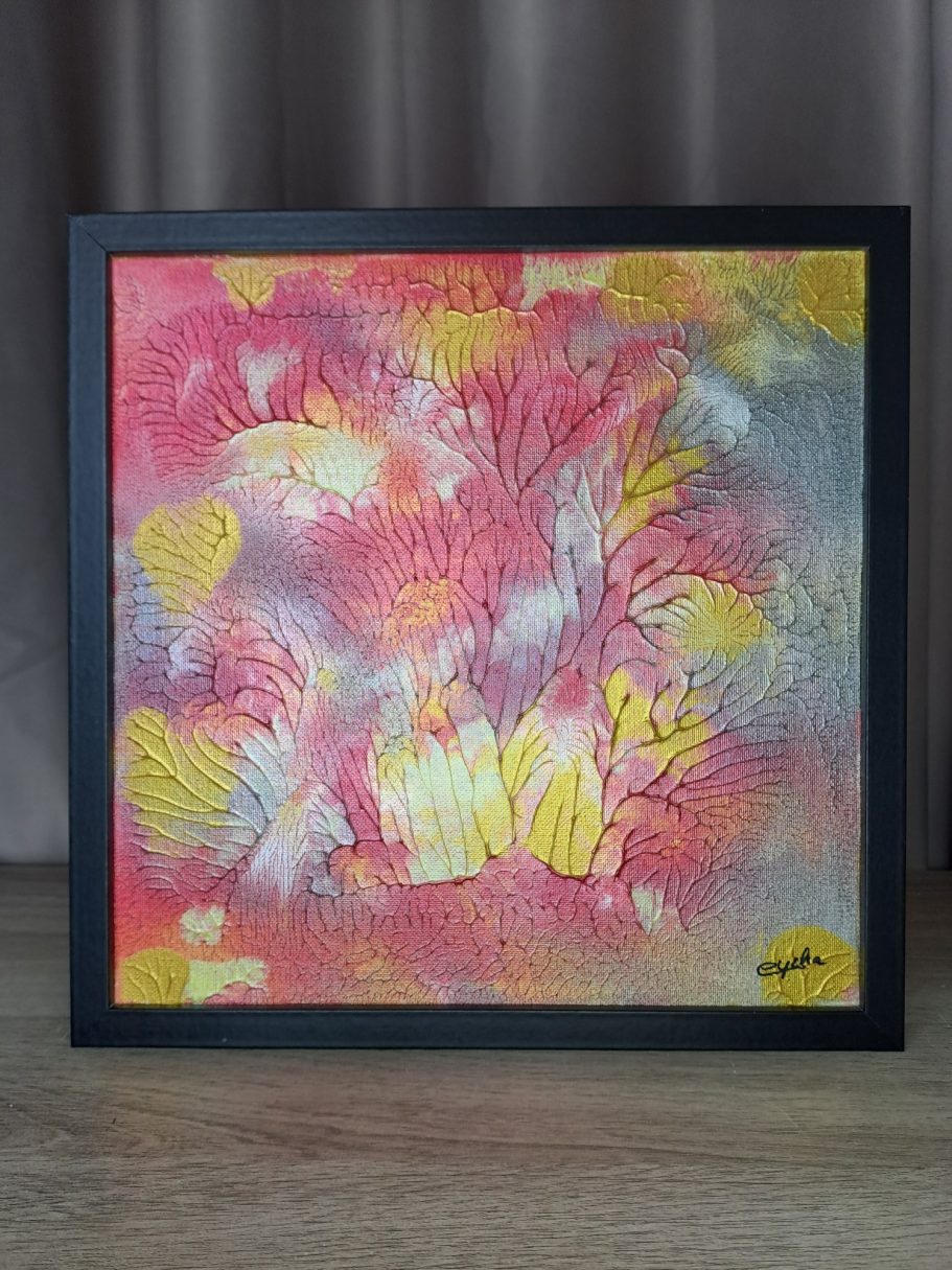 "Eclosion dorée" Œuvre abstraite aux nuances de rose et jaune, avec textures dynamiques.